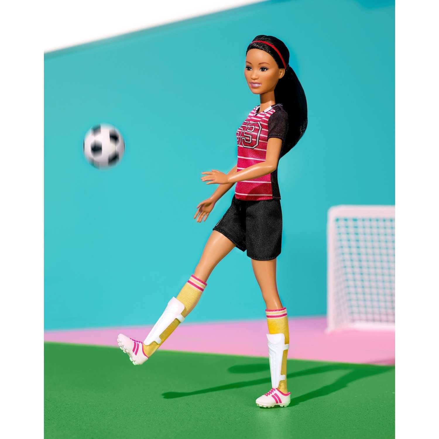Кукла Barbie к 60летию Кем быть Футболистка GFX26 GFX23 - фото 11