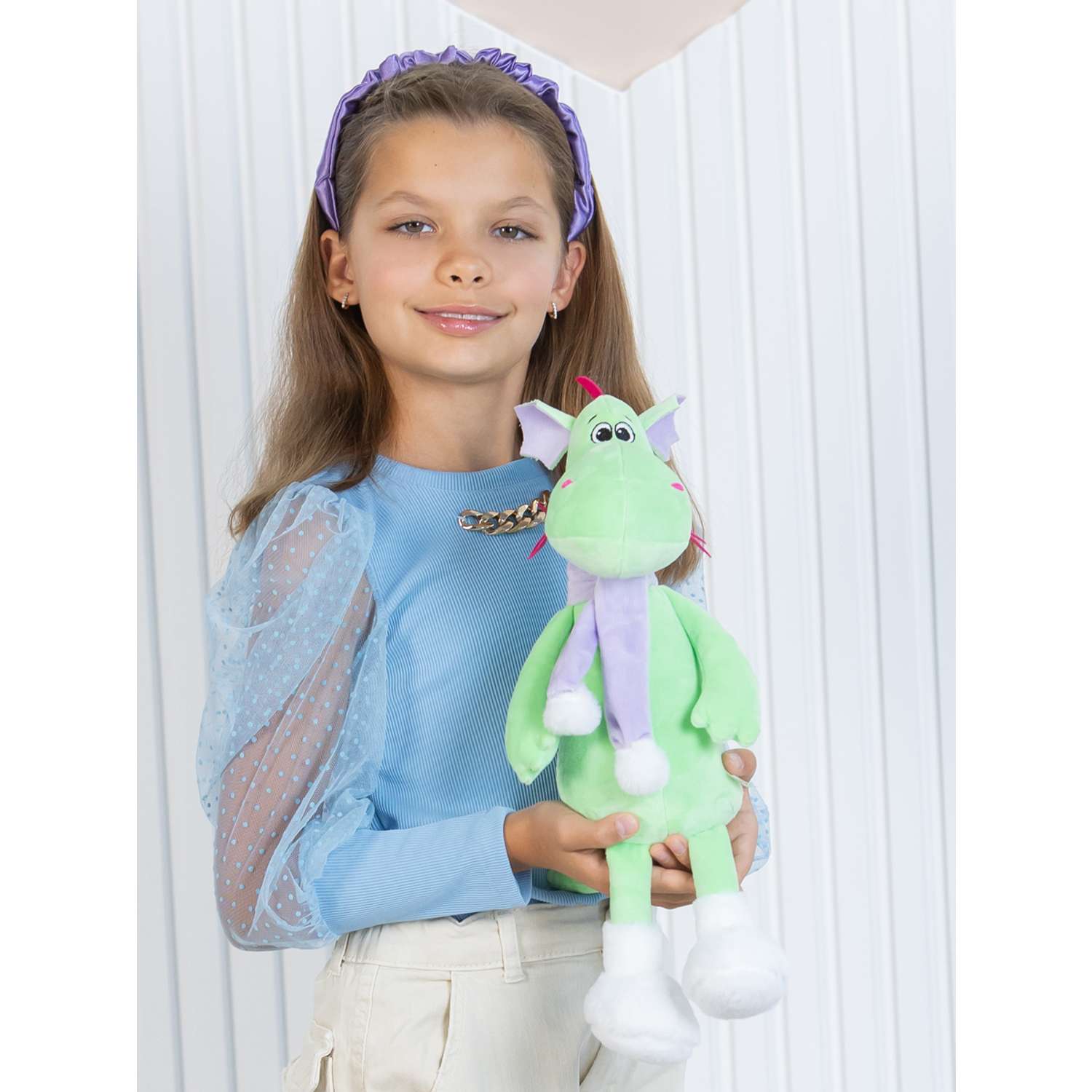Мягкая игрушка KULT of toys Символ года 2024 Дракон Лайм в шарфе с помпоном 25 см - фото 6
