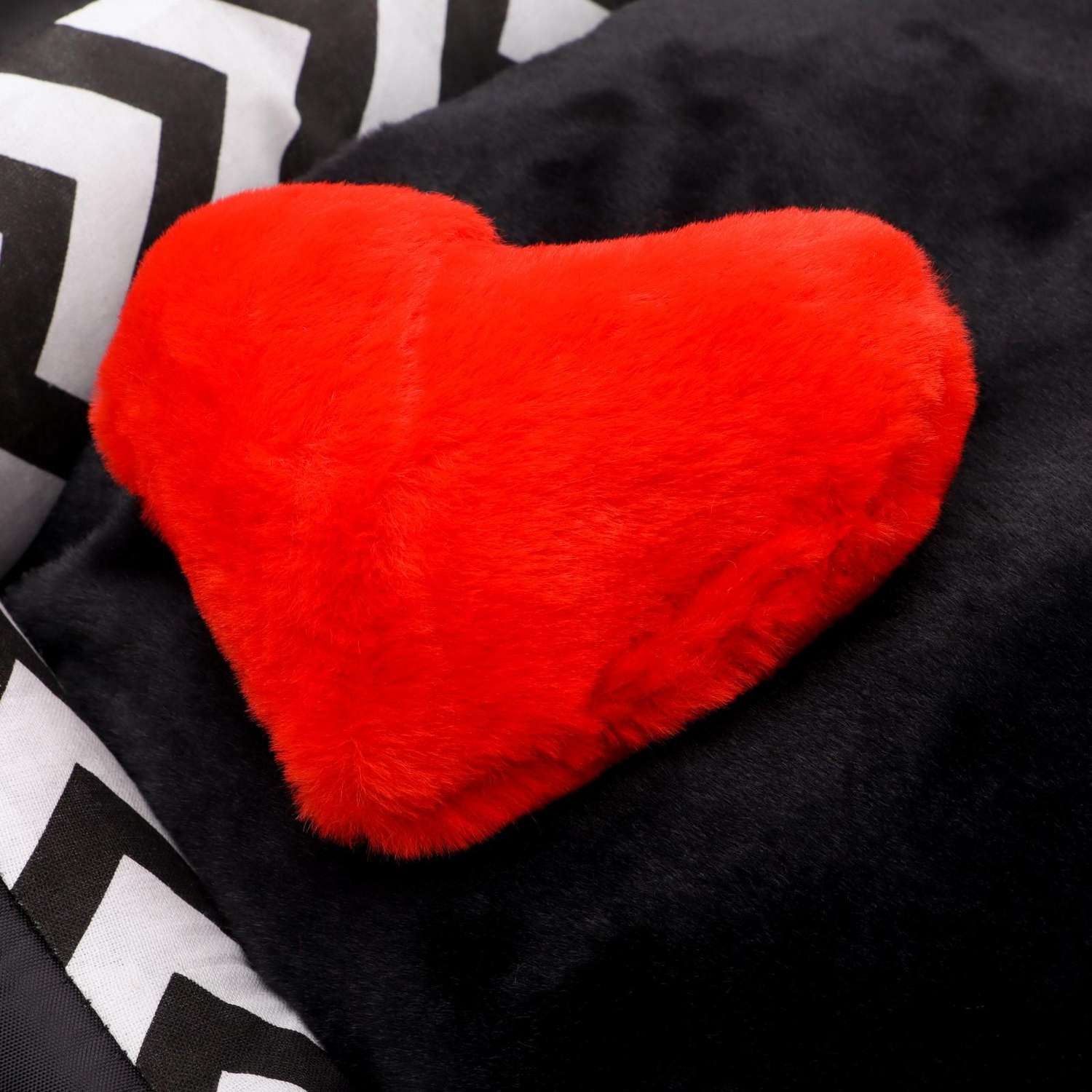 Лежанка Пижон с сердечком 57х47х15 см оксфорд бязь искусственный мех чёрная - фото 6