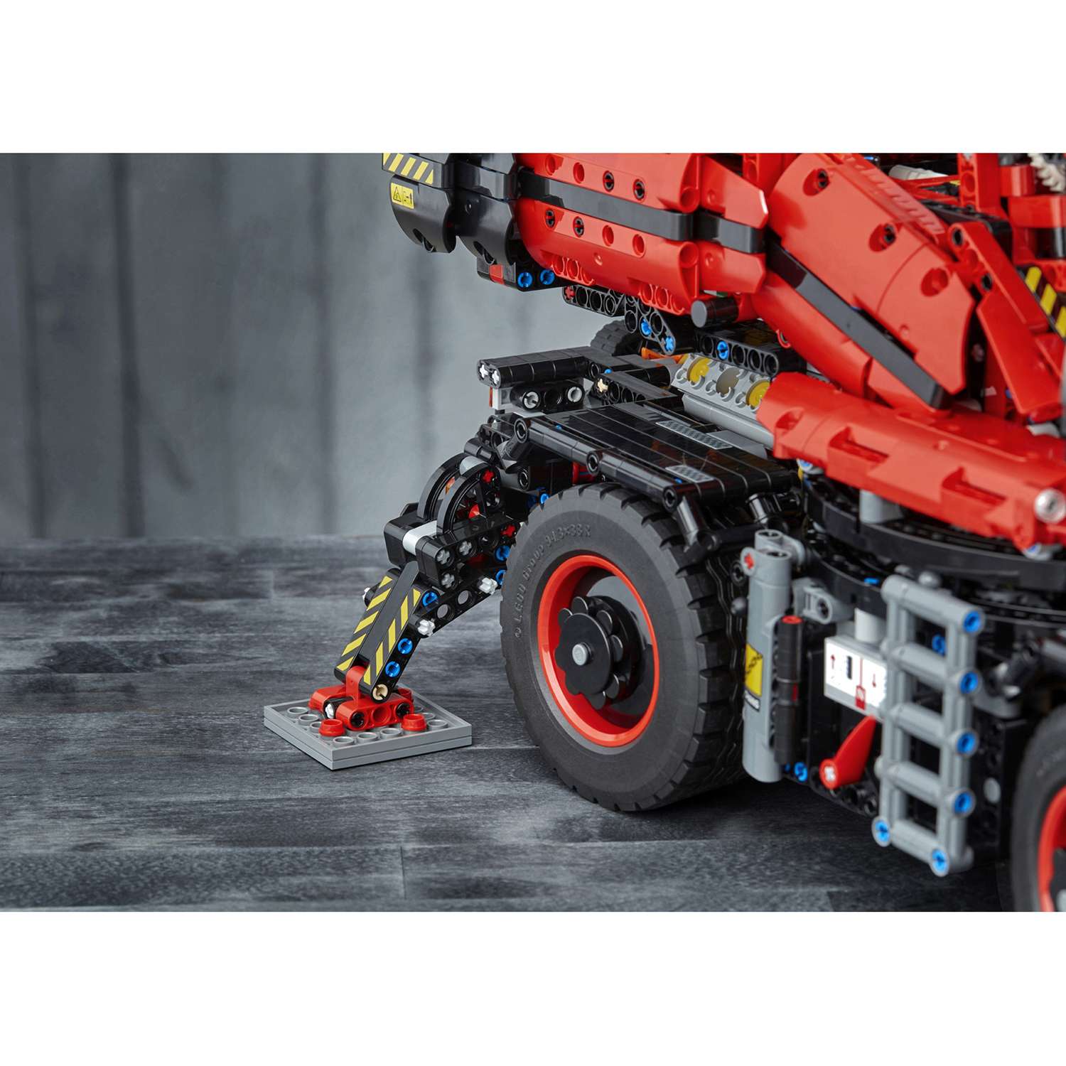 Конструктор LEGO Technic Подъёмный кран для пересечённой местности 42082 - фото 52
